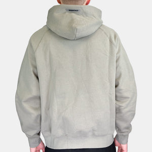 Handla Fear of God Essentials "Cement" Applique hoodie (FW20) online | Smidigt och enkelt på nätet - Merchsweden |
